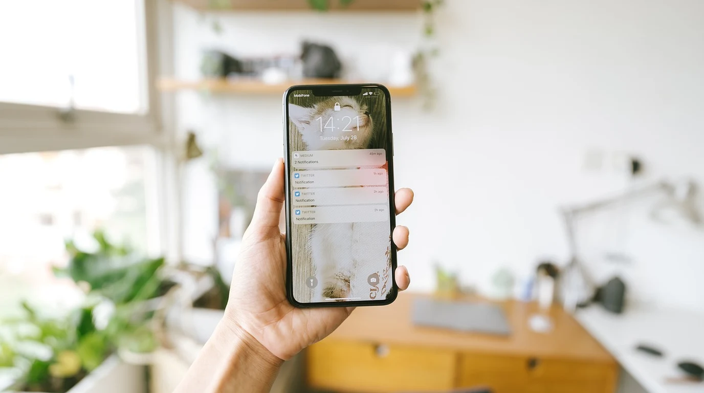 B2B SaaS Notification UX: In-App, Badges & Email Fatigue
